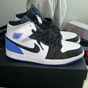 Jordan 1 Mid SE Royal Black Toe (size 8.5)
